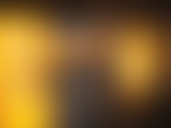 Intérieur d'une maison éclairé par le soleil couchant