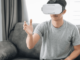 Jeune homme équipé d'un casque de réalité virtuelle
