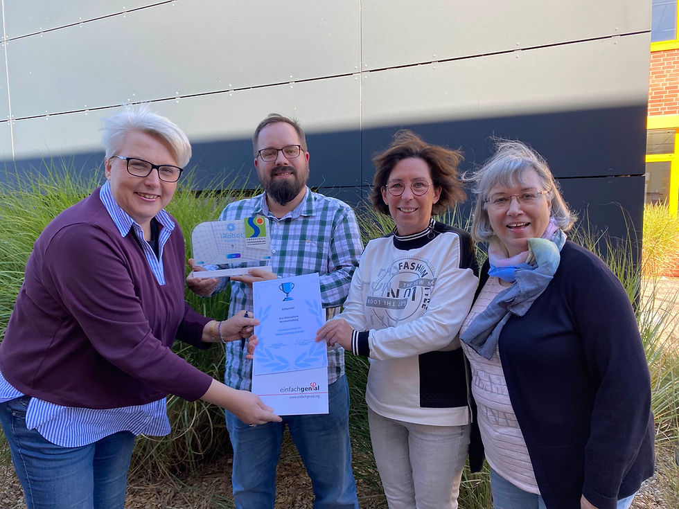 Bild: Auszeichnung der Oberschule Hermannsburg zur iRobot Factory Schule, Personen v.l.n.r.: Claudia Ghouri (Geschäftsführung Einfach Genial gGmbH), Herr Bartl (Lehrkraft Oberschule Hermannsburg), Frau Haller (Schulleiterin der Oberschule Hermannsburg), Sabine Oppermann (Geschäftsführung Einfach Genial gGmbH).