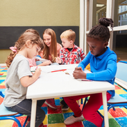 Niños dibujando juntos en clase Lil Precious Playmates Daycare Inc