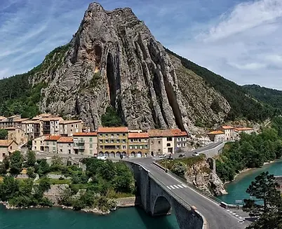 la-rocher-de-la-baume-3081950_1280.webp