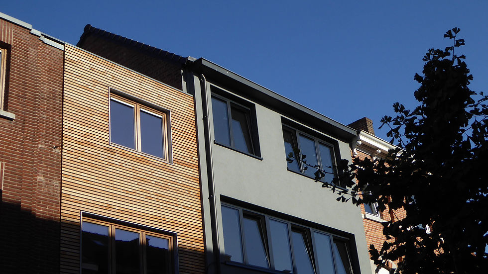 Een gebouw met ramen.