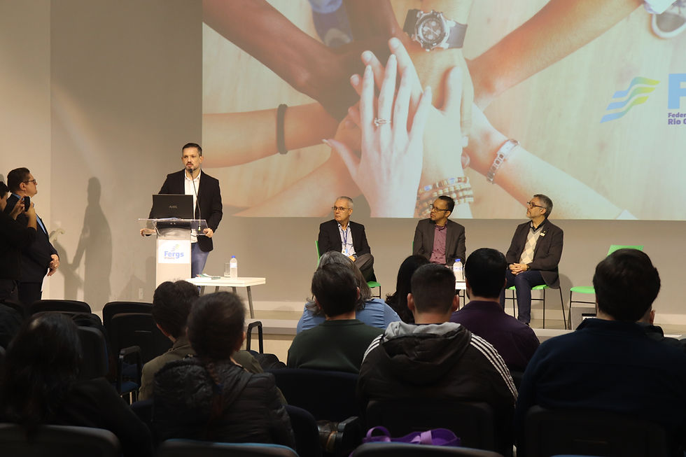 O secretário municipal de Porto Alegre, Leonardo Pascoal, participou da abertura do Fórum e destacou a importância de refletir sobre a formação humana diante dos avanços da inteligência artificial