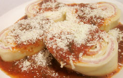 Rondelli de presunto e queijo.Molho ao sugo