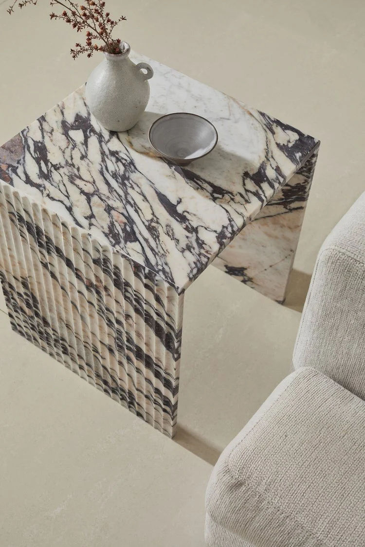 Миниатюра: Столик из натурального мрамора RENE FLUTED CALACATTA SIDE TABLE