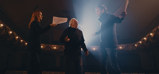 Paul Don Até et Nicolas JEANNEAU devant les costumes de Otto les spectacle Nantes
