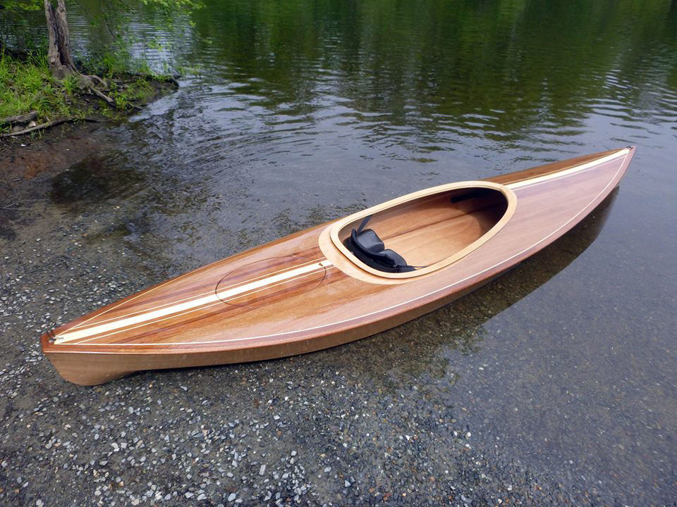 Miniaturbild: Wood Duck Hybrid. Holzkajak mit Leistendeck.