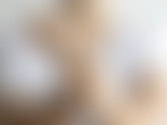 Persona mayor aplicando crema de cannabis medicinal en la rodilla para aliviar la artrosis