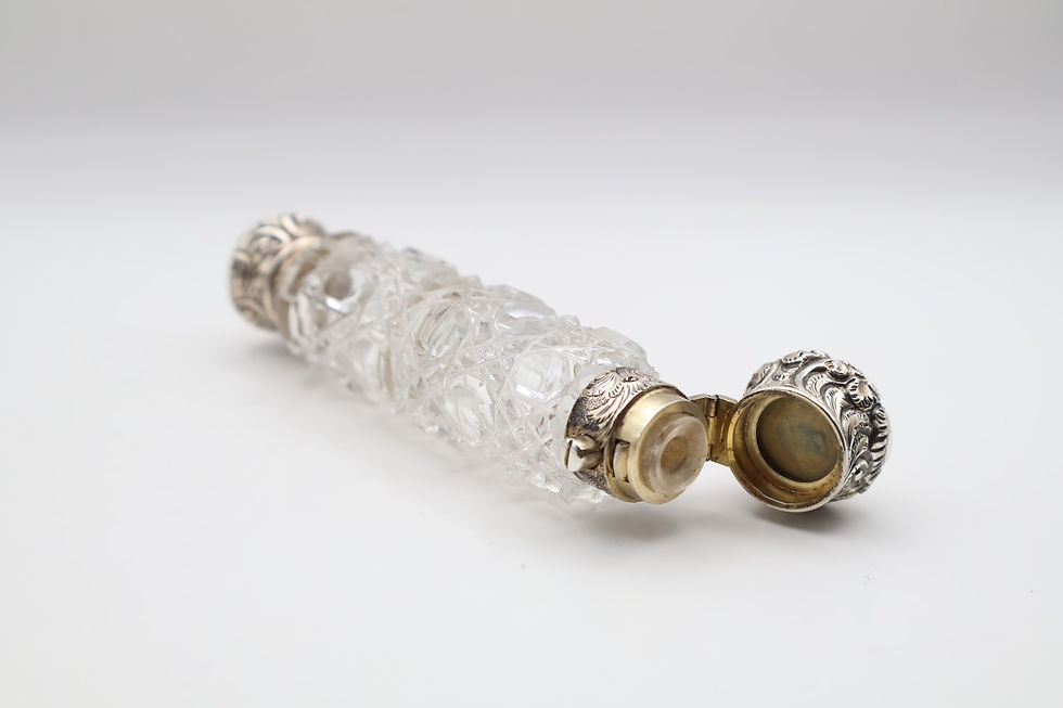 Thumbnail: Lovely Antique Victorian Silver Topped Double Ended Glass Scent Bottle