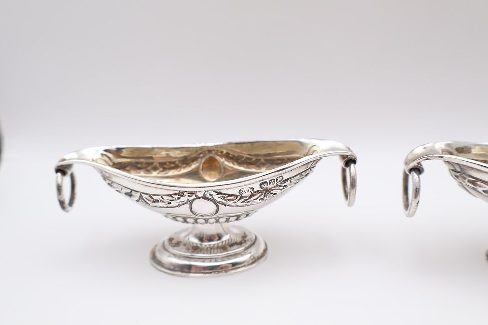 Thumbnail: Quality Antique Boxed Silver Silver Set of Salt Dishes & Spoons Birmingham 1894