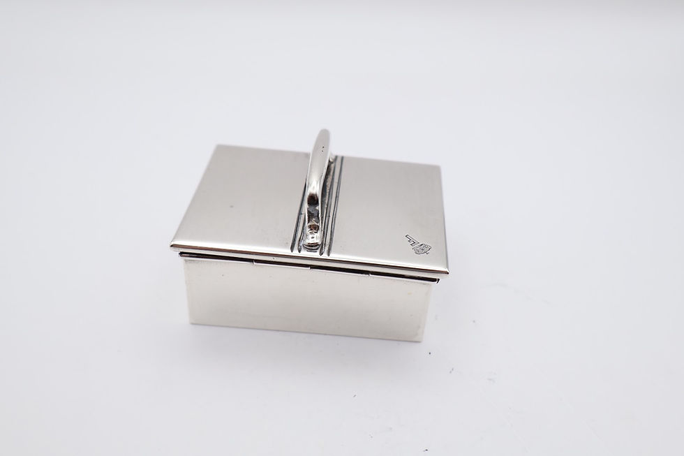 Thumbnail: Charming Antique Silver Novelty Cigar Box Shaped Vesta Hallmarked London 1905