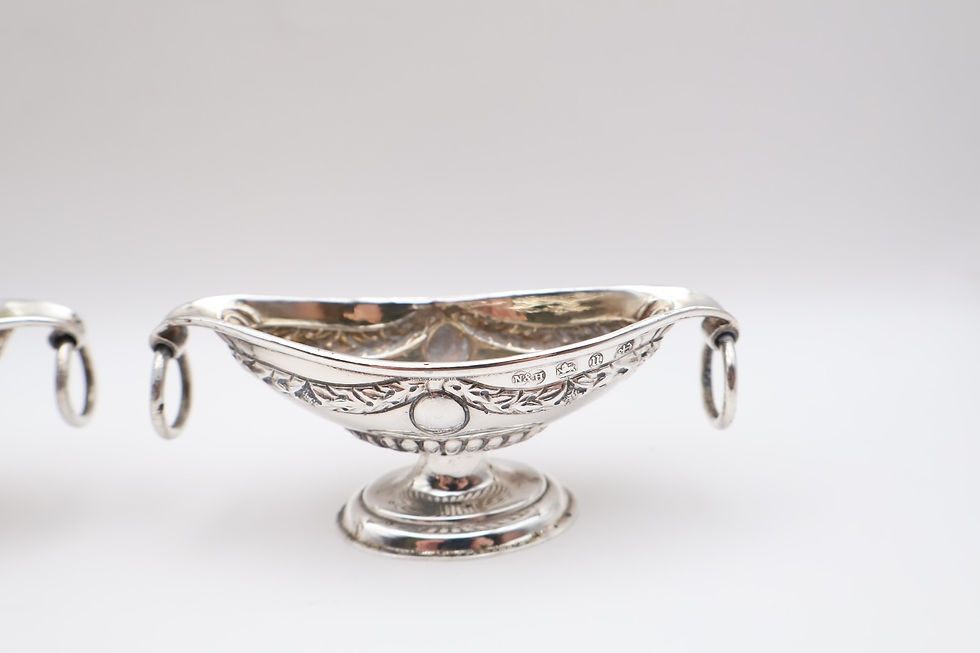 Thumbnail: Quality Antique Boxed Silver Silver Set of Salt Dishes & Spoons Birmingham 1894