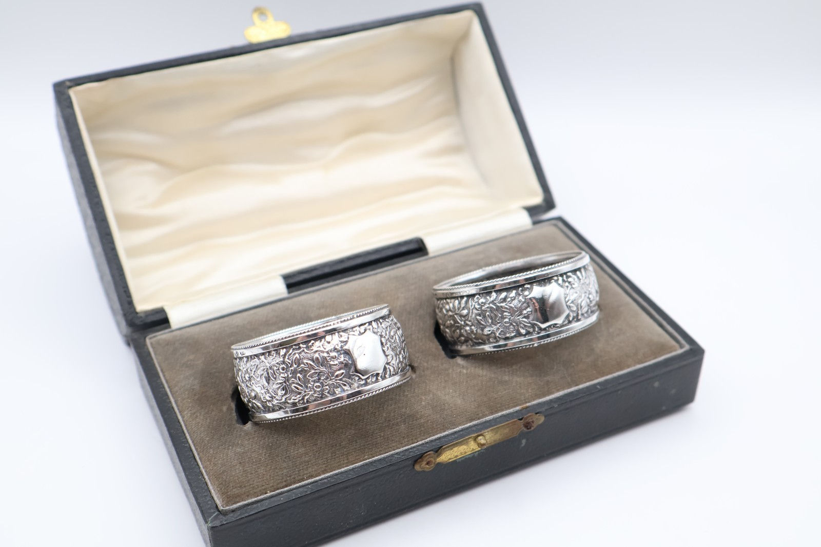 Lovely Antique Boxed Silver Pair of Napkin Rings Hallmarked London 1886