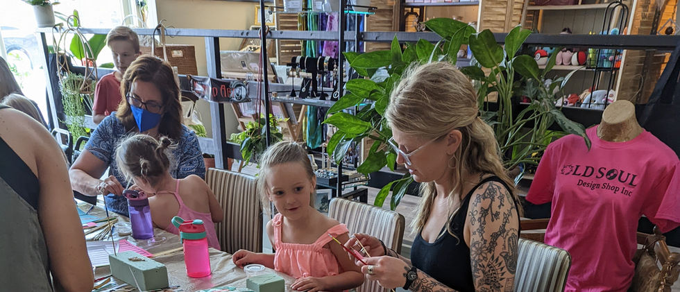 Paper bead making class image w_Kt 2.jpg