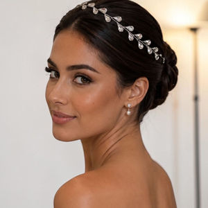 Tiara Cristalina para novia con cristales transparentes en forma de gota, diseñada como accesorio elegante y delicado para el cabello.