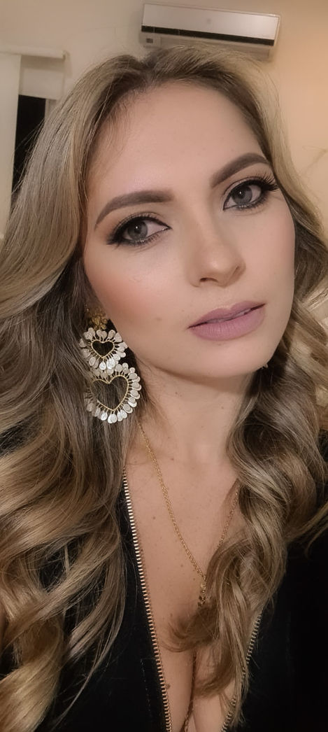 Aretes Corazón dorados con diseño de filigrana y pétalos en resina para invitadas