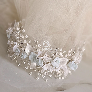 Tiara Anastasia de novia con flores y hojas de porcelana hechas a mano, cristales y mostacillas