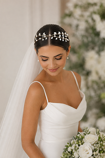 Tiara Cielo para novia con perlas, pétalos translúcidos y cristales sobre base metálica