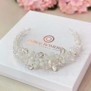 Tiara Maryand de Fairuz Romero Jewelry con acrílicos, cristales de diferentes tamaños y perlas, lucida por una novia con velo.