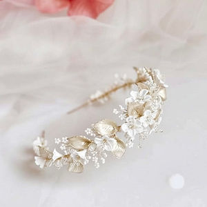 Tiara Jacinta artesanal con flores y hojas en porcelana, mostacillas y piedras acrílicas ovaladas sobre diadema metálica.
