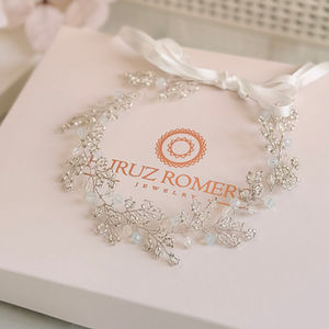 Tiara Creta para niña con mini ramas de mostacillas y detalles brillantes, ideal para bautizos, bodas y celebraciones especiales.