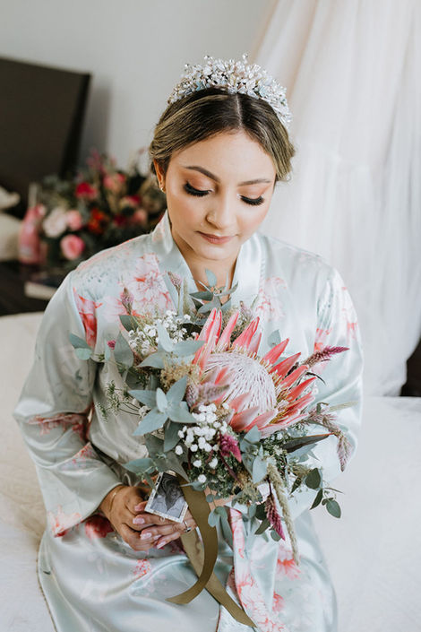 Tiara Filippa artesanal con flores de porcelana fría y cristales en tonos suaves, diseñada como accesorio de novia para peinados elegantes y románticos.