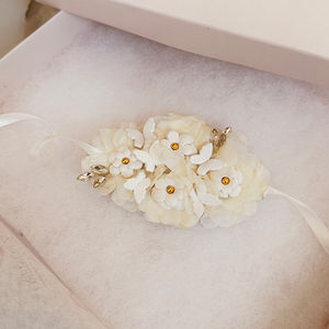 Cintillo Mariposas para niña con flores y mariposas de porcelana hechas a mano, ramas de cristales ovalados y base de tul.