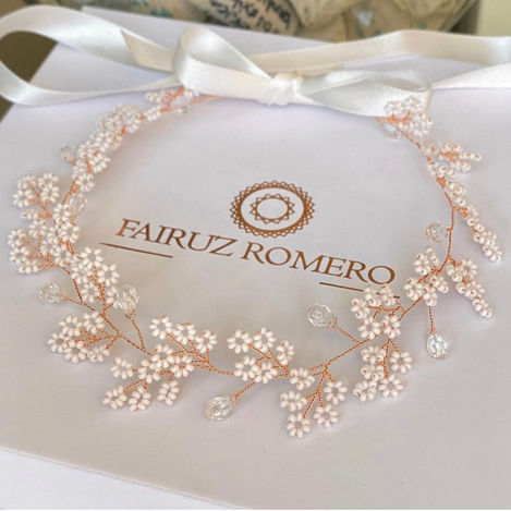 Tiara Ivy para niña con ramas de pequeñas mostacillas y apliques de acrílico en forma de gotas, ideal para bautizos, bodas y celebraciones especiales.