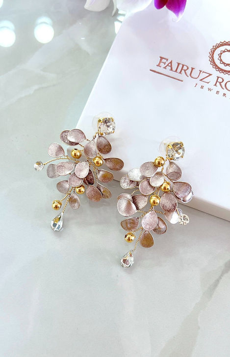 Aretes Pétalos para novia con pétalos en resina y cristales de Fairuz Romero Jewelry.