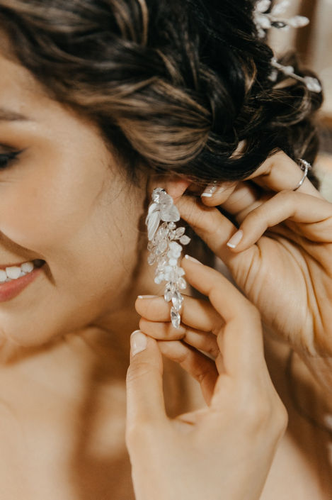 Aretes Maxiflora con hojas en porcelana, acrílicos y cristales