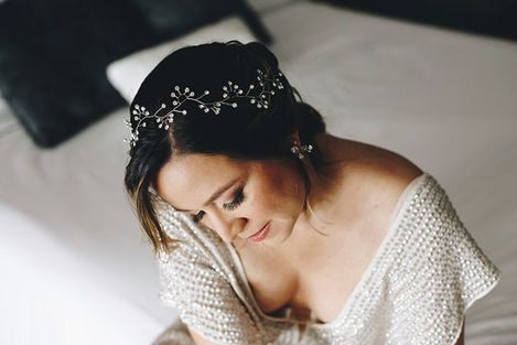 Tiara Pinar de Fairuz Romero Jewelry con figuras de abanicos y pequeños cristales redondos, lucida en un peinado elegante de novia.
