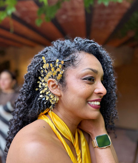Earcuff Maxi Pétalos elegante para invitadas de boda con diseño sofisticado y estilo casual.