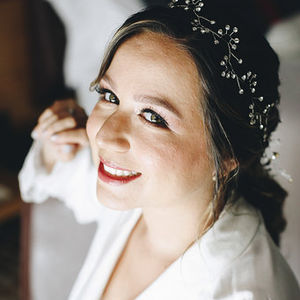 Tiara Pinar de Fairuz Romero Jewelry con figuras de abanicos y pequeños cristales redondos, lucida en un peinado elegante de novia.