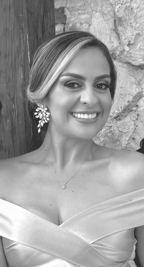 Aretes Victoria para novia con perlas y cristales ovalados de Fairuz Romero Jewelry.