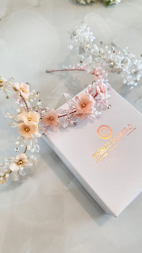 Tiara Yaz de Fairuz Romero Jewelry con flores en porcelana, acrílicos y ramas en diferentes materiales, diseñada para complementar un peinado de novia.