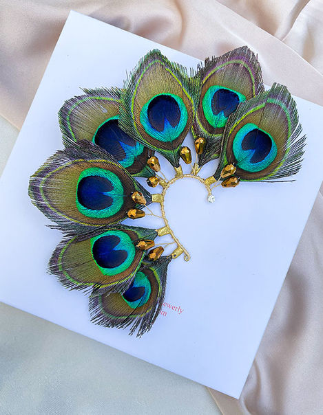 Los earcuff para novia de Fairuz Romero son piezas creadas para realzar la elegancia y personalidad de cada mujer en uno de los días más importantes de su vida. Diseñados artesanalmente con atención al detalle, combinan sofisticación, delicadeza y lujo en un accesorio que enmarca el rostro y aporta un brillo sutil pero inolvidable.
Más que una joya, cada earcuff es una expresión de estilo, feminidad y exclusividad, pensado para novias que desean destacar con un look moderno, refinado y atemporal. El complemento perfecto para transformar cada detalle en un recuerdo memorable.