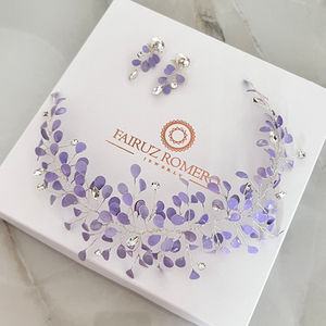 Tiara Maxi Pétalos de Fairuz Romero Jewelry con ramas de pétalos en diferentes tamaños y tonos blanco, azul y nacarado.