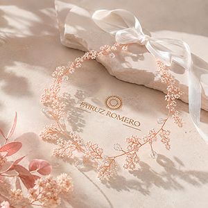 Tiara Ivy para niña con ramas de pequeñas mostacillas y apliques de acrílico en forma de gotas, ideal para bautizos, bodas y celebraciones especiales.