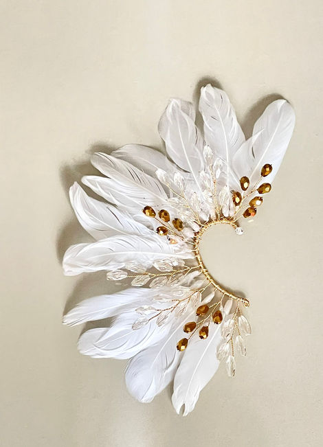 Los earcuff para novia de Fairuz Romero son piezas creadas para realzar la elegancia y personalidad de cada mujer en uno de los días más importantes de su vida. Diseñados artesanalmente con atención al detalle, combinan sofisticación, delicadeza y lujo en un accesorio que enmarca el rostro y aporta un brillo sutil pero inolvidable.
Más que una joya, cada earcuff es una expresión de estilo, feminidad y exclusividad, pensado para novias que desean destacar con un look moderno, refinado y atemporal. El complemento perfecto para transformar cada detalle en un recuerdo memorable.