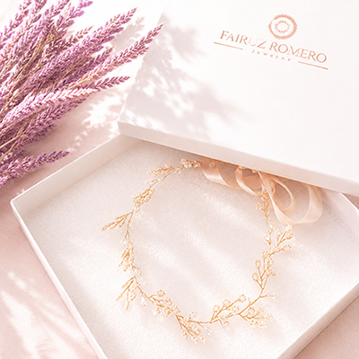 Tiara Juli Baby para niña con ramas de mostacillas muy pequeñas y piezas de vidrio en forma de dona, ideal para bautizos, bodas y celebraciones especiales.