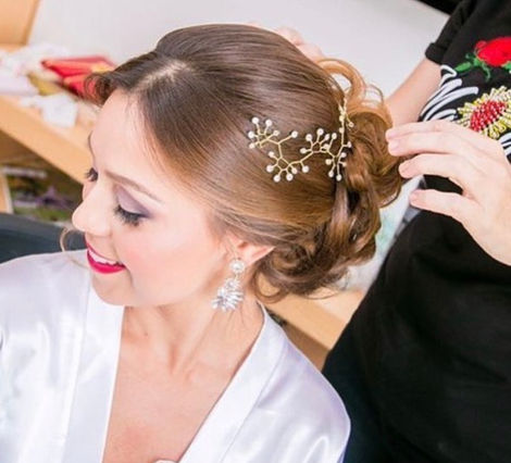 Tiara Pinar de Fairuz Romero Jewelry con figuras de abanicos y pequeños cristales redondos, lucida en un peinado elegante de novia.