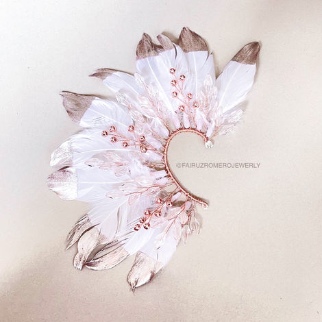 Los earcuff para novia de Fairuz Romero son piezas creadas para realzar la elegancia y personalidad de cada mujer en uno de los días más importantes de su vida. Diseñados artesanalmente con atención al detalle, combinan sofisticación, delicadeza y lujo en un accesorio que enmarca el rostro y aporta un brillo sutil pero inolvidable.
Más que una joya, cada earcuff es una expresión de estilo, feminidad y exclusividad, pensado para novias que desean destacar con un look moderno, refinado y atemporal. El complemento perfecto para transformar cada detalle en un recuerdo memorable.