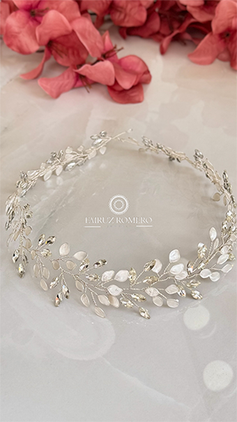 Tiara Lore Cristal artesanal con ramas en resina y cristales transparentes sobre una superficie blanca.