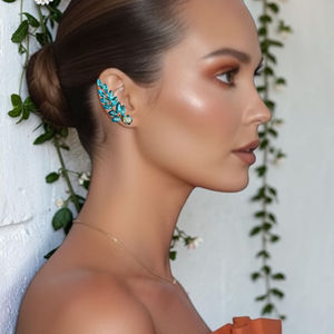 Earcuff Zian Cristal para novias e invitadas con cristales y acabado artesanal de Fairuz Romero.