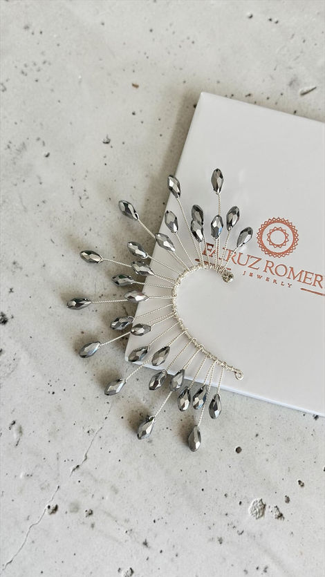 Earcuff Pirámide para acompañar a la novia con diseño artesanal y elegante de Fairuz Romero.