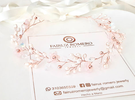 Tiara Rosa Baby para niña con flores, balines en tono oro rosa y piezas de acrílico en diferentes diseños, ideal para bautizos y celebraciones.