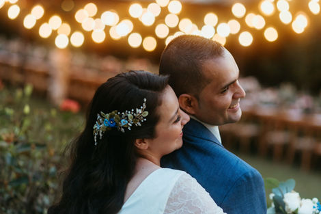 Peineta de novia personalizada con flores azules, hojas verdes y cristales, elaborada artesanalmente para complementar peinados de boda con un diseño elegante, romántico y único inspirado en la esencia de cada novia.