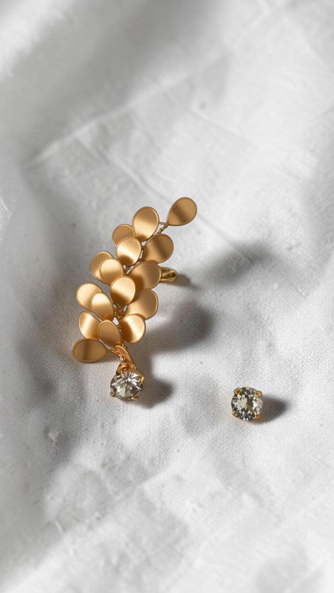 Earcuff Zian Pétalos elegante para invitadas de boda con diseño sofisticado y estilo casual.