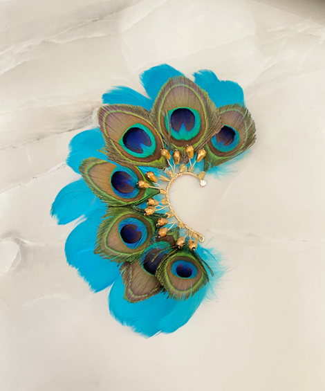 Los earcuff para novia de Fairuz Romero son piezas creadas para realzar la elegancia y personalidad de cada mujer en uno de los días más importantes de su vida. Diseñados artesanalmente con atención al detalle, combinan sofisticación, delicadeza y lujo en un accesorio que enmarca el rostro y aporta un brillo sutil pero inolvidable.
Más que una joya, cada earcuff es una expresión de estilo, feminidad y exclusividad, pensado para novias que desean destacar con un look moderno, refinado y atemporal. El complemento perfecto para transformar cada detalle en un recuerdo memorable.