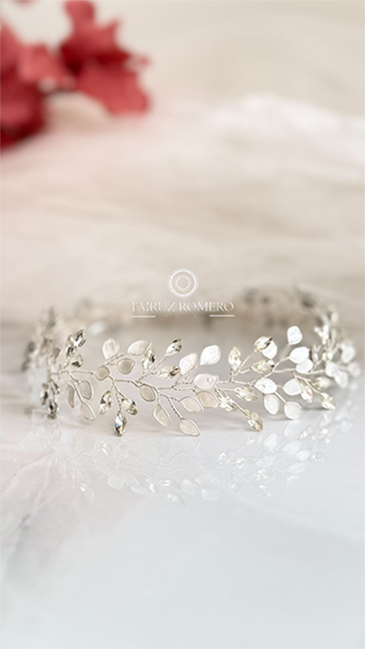 Tiara Lore Cristal artesanal con ramas en resina y cristales transparentes sobre una superficie blanca.